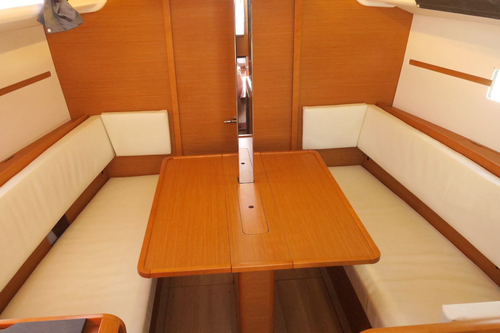 2015 Jeanneau Sun Odyssey 349