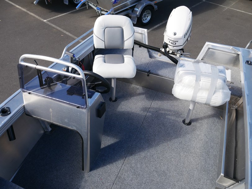 Quintrex 420 Renegade - Side Console Quintrex 420 Renegade - Side Console
