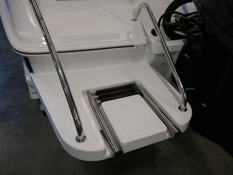 Revival 640 Offshore - Cabin Boat Revival 640 Offshore - Cabin Boat