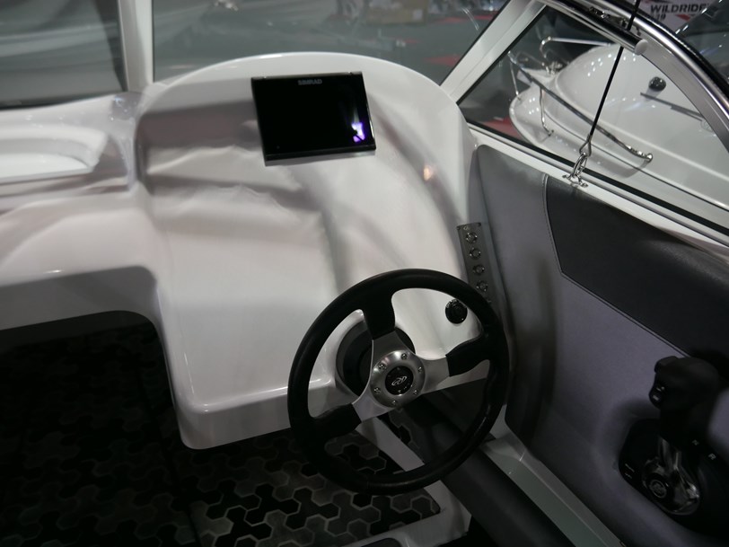 Revival R530 Offshore - Cuddy Cabin Revival R530 Offshore - Cuddy Cabin