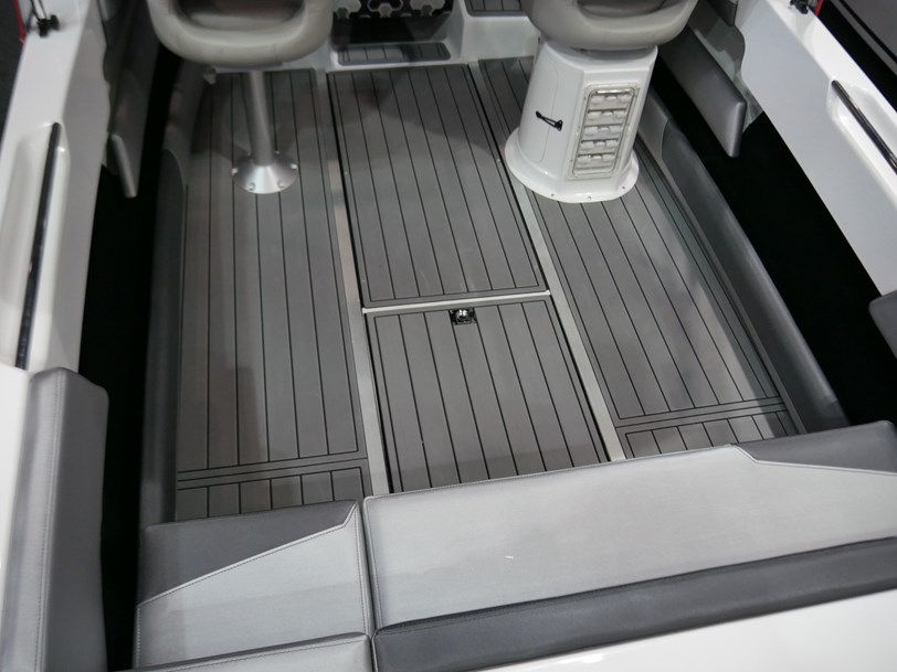 Revival R530 Offshore - Cuddy Cabin Revival R530 Offshore - Cuddy Cabin