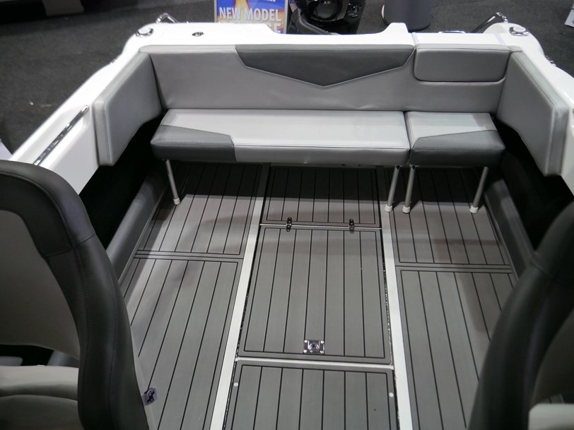 Revival R530 Offshore - Cuddy Cabin Revival R530 Offshore - Cuddy Cabin