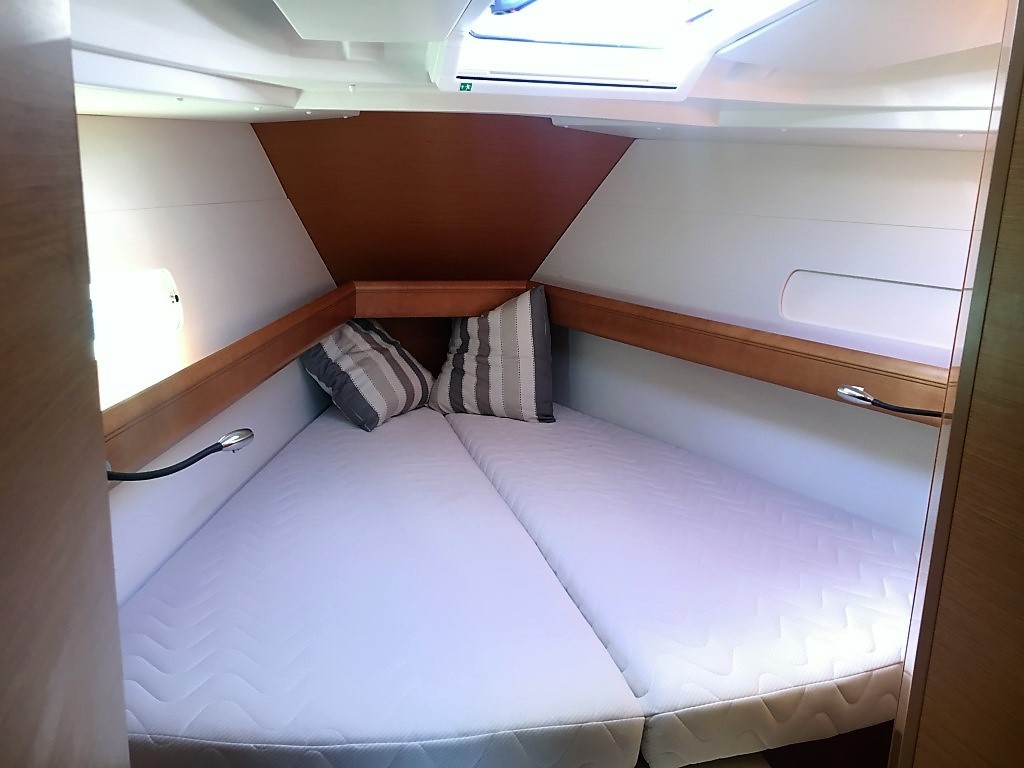 2011 Jeanneau Sun Odyssey 409 - Furling Main