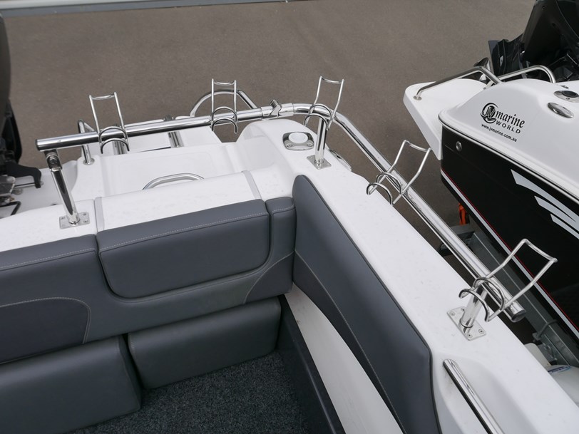 Revival 640 Offshore - Hard Top Revival 640 Offshore - Hard Top