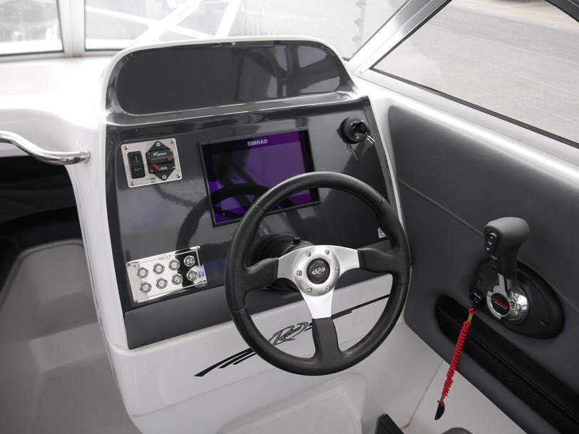Revival 640 Offshore - Hard Top Revival 640 Offshore - Hard Top