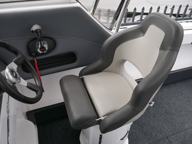 Revival 640 Offshore - Hard Top Revival 640 Offshore - Hard Top