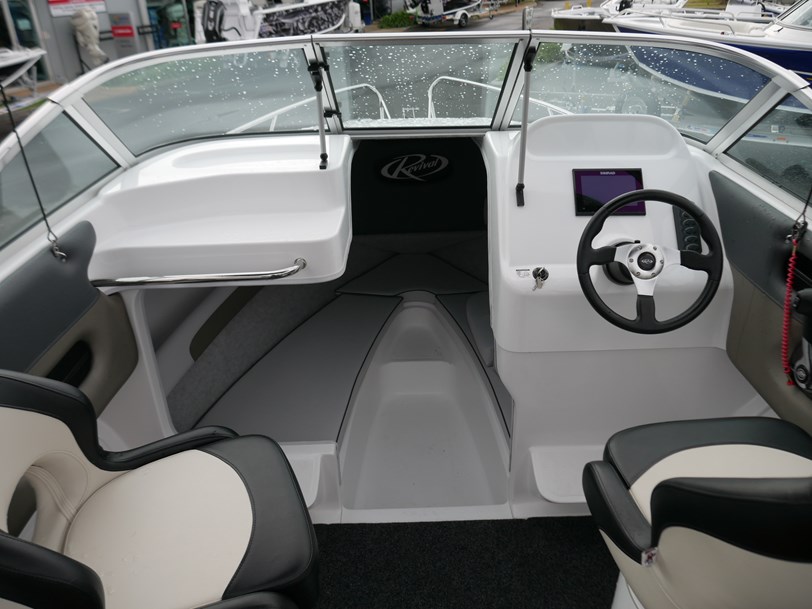 Revival R580 Sportz - Cabin Boat Revival R580 Sportz - Cabin Boat