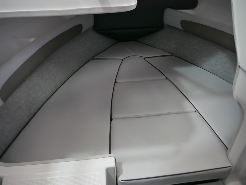 Revival R580 Sportz - Cabin Boat Revival R580 Sportz - Cabin Boat