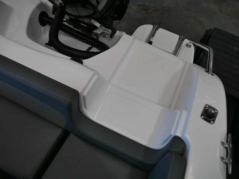 Revival R580 Sportz - Cabin Boat Revival R580 Sportz - Cabin Boat