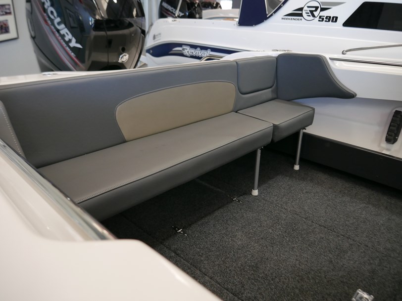 Revival R580 Sportz - Cabin Boat Revival R580 Sportz - Cabin Boat