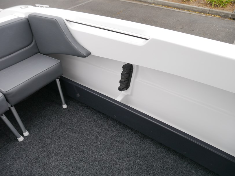 Revival R580 Sportz - Cabin Boat Revival R580 Sportz - Cabin Boat