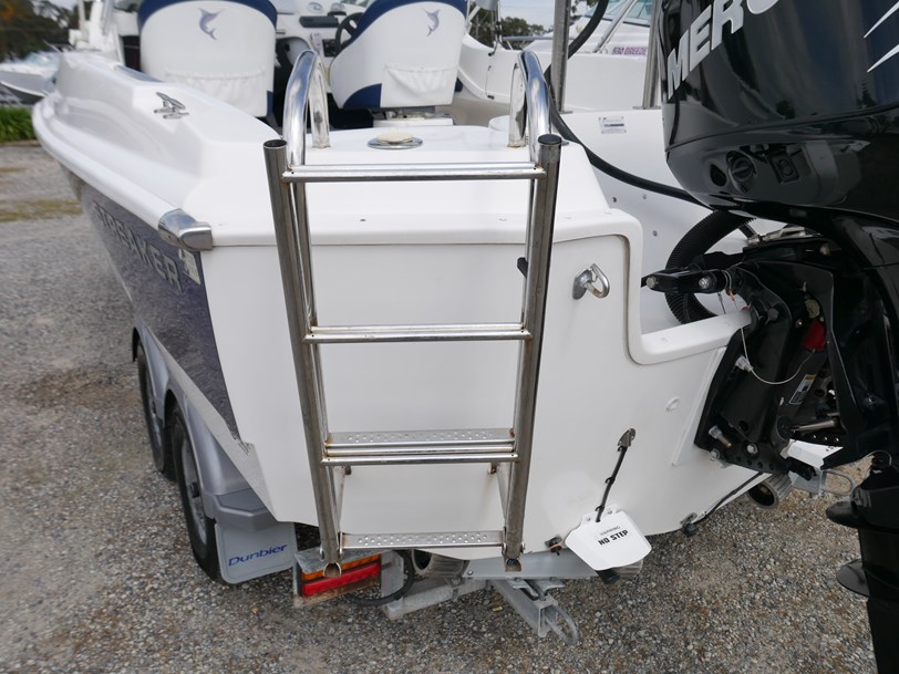 Streaker 6100 Commander - Cabin Boat Streaker 6100 Commander - Cabin Boat
