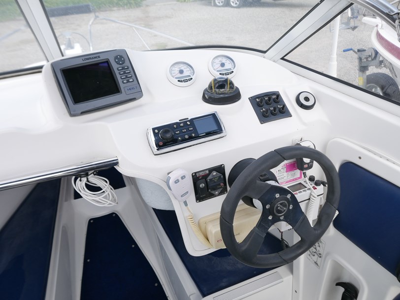 Streaker 6100 Commander - Cabin Boat Streaker 6100 Commander - Cabin Boat