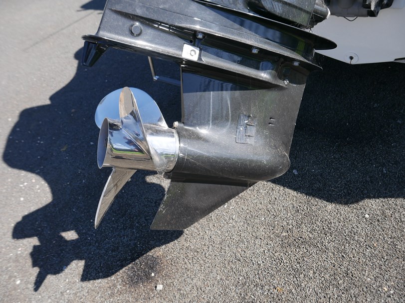 TROPHY PRO 2103 CENTRE CONSOLE TROPHY PRO 2103 CENTRE CONSOLE