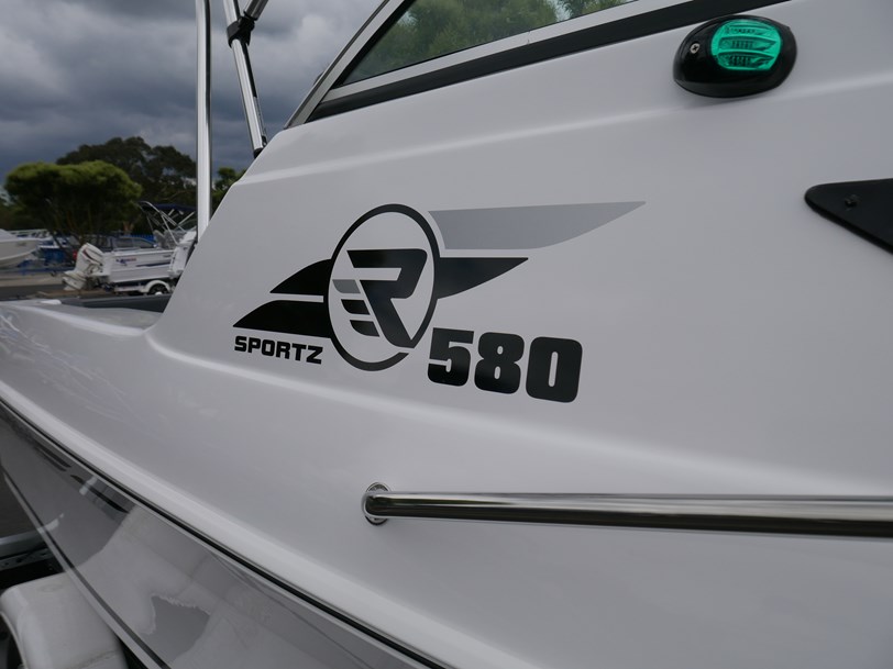 Revival R580 Sportz - Cabin Boat Revival R580 Sportz - Cabin Boat