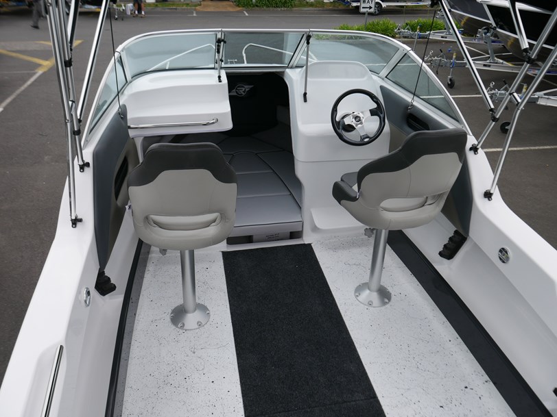 Revival R580 Sportz - Cabin Boat Revival R580 Sportz - Cabin Boat