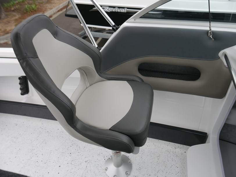 Revival R580 Sportz - Cabin Boat Revival R580 Sportz - Cabin Boat