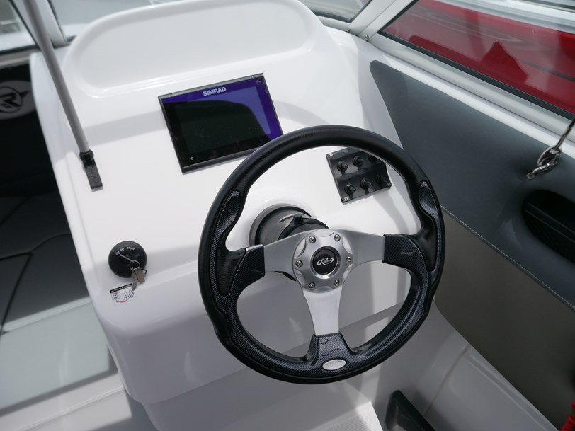 Revival R580 Sportz - Cabin Boat Revival R580 Sportz - Cabin Boat