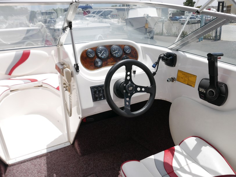 HAINES SIGNATURE 520BR BOW RIDER HAINES SIGNATURE 520BR BOW RIDER