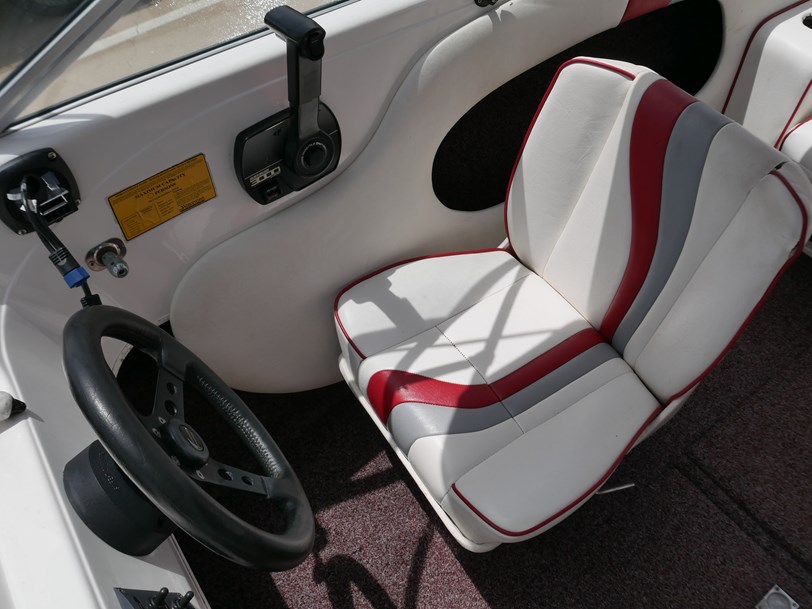 HAINES SIGNATURE 520BR BOW RIDER HAINES SIGNATURE 520BR BOW RIDER