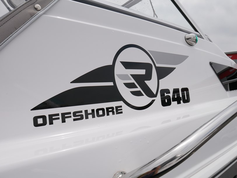 Revival 640 Offshore - Cabin Boat Revival 640 Offshore - Cabin Boat