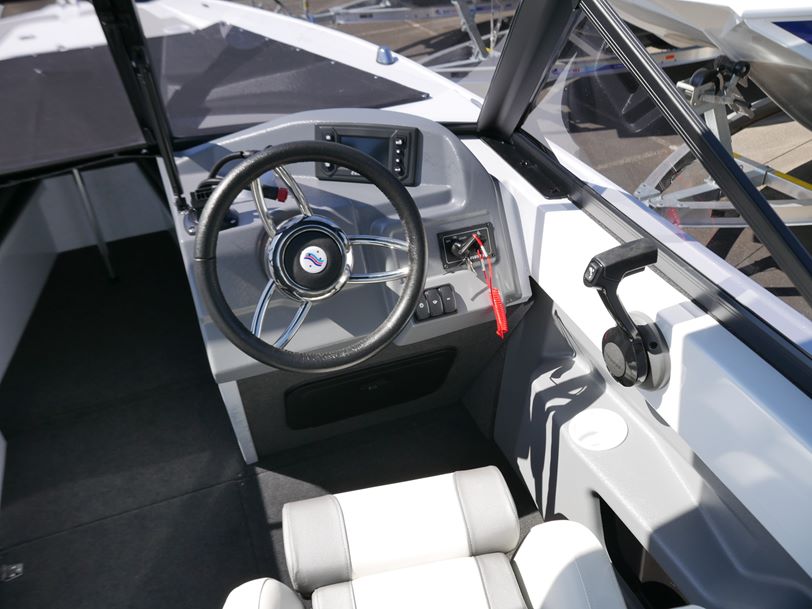 QUINTREX 590 FREESTYLER - BOW RIDER QUINTREX 590 FREESTYLER - BOW RIDER