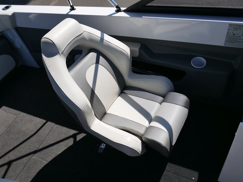 QUINTREX 590 FREESTYLER - BOW RIDER QUINTREX 590 FREESTYLER - BOW RIDER