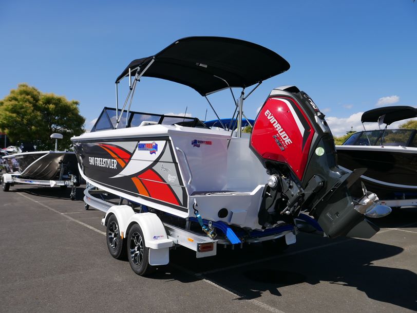 QUINTREX 590 FREESTYLER - BOW RIDER QUINTREX 590 FREESTYLER - BOW RIDER