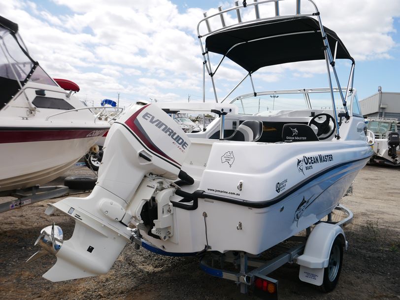 490 OCEAN MASTER - CUDDY CABIN 490 OCEAN MASTER - CUDDY CABIN