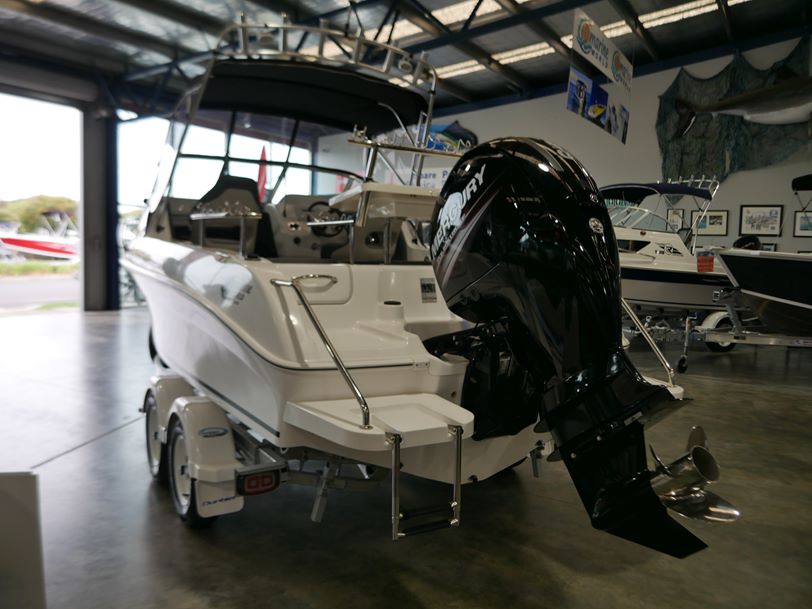 Revival 580 Offshore - Cabin Boat Revival 580 Offshore - Cabin Boat