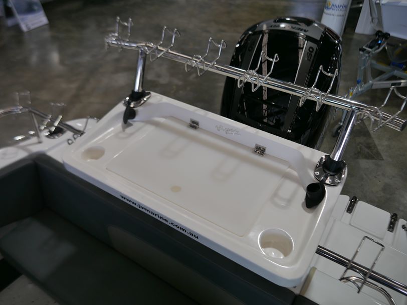 Revival 580 Offshore - Cabin Boat Revival 580 Offshore - Cabin Boat