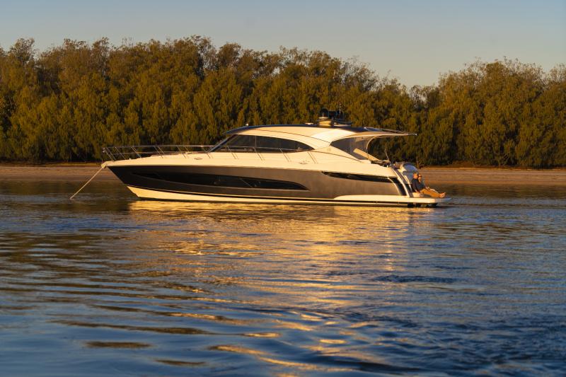 New Riviera 5400 Sport Yacht New Riviera 5400 Sport Yacht