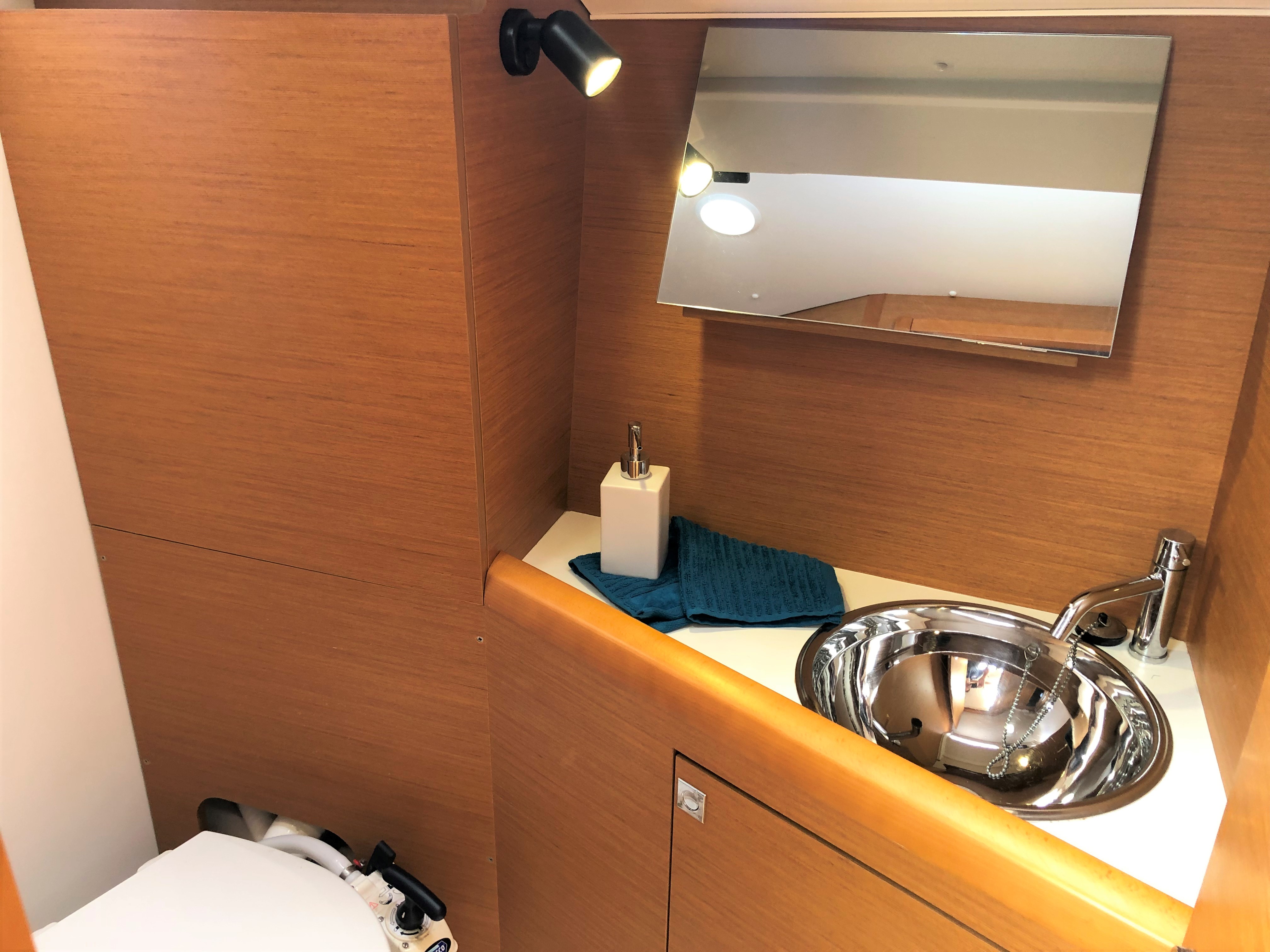 2015 Jeanneau Sun Odyssey 349