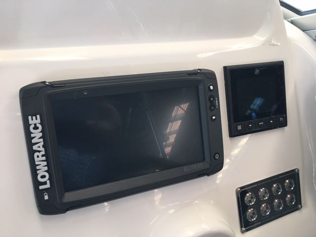 Revival 580 Offshore - Cabin Boat Revival 580 Offshore - Cabin Boat