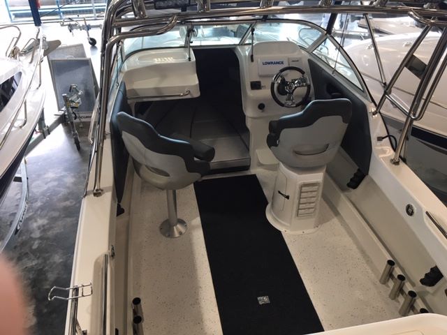 Revival 580 Offshore - Cabin Boat Revival 580 Offshore - Cabin Boat