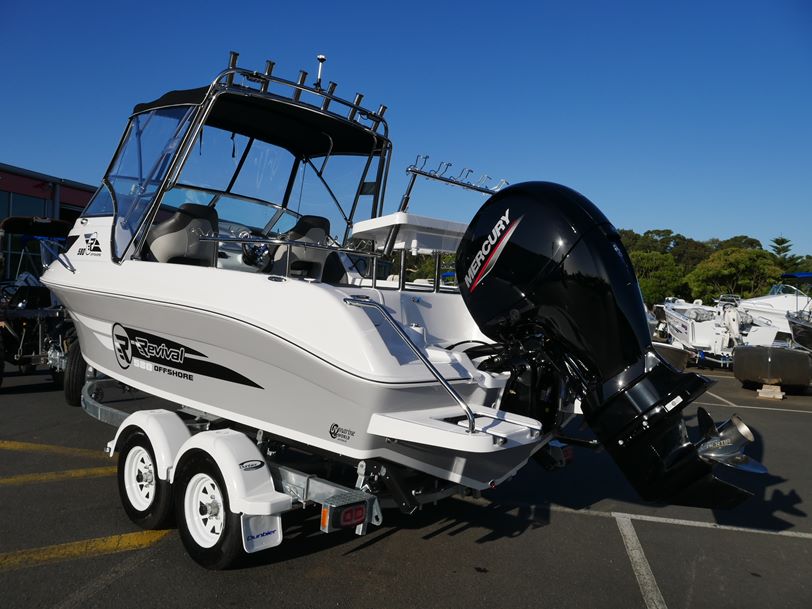 Revival 580 Offshore - Cabin Boat Revival 580 Offshore - Cabin Boat