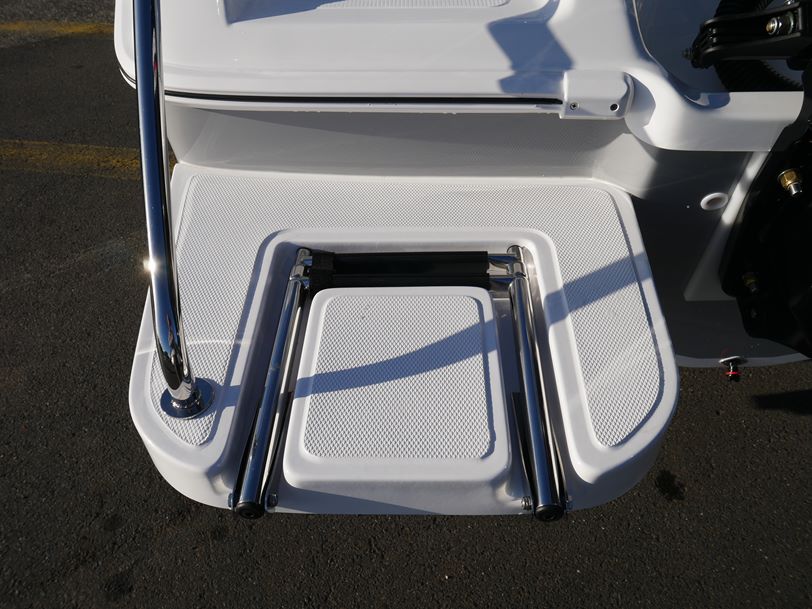 Revival 580 Offshore - Cabin Boat Revival 580 Offshore - Cabin Boat