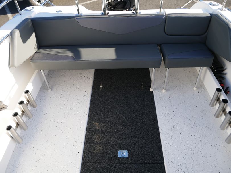 Revival 580 Offshore - Cabin Boat Revival 580 Offshore - Cabin Boat