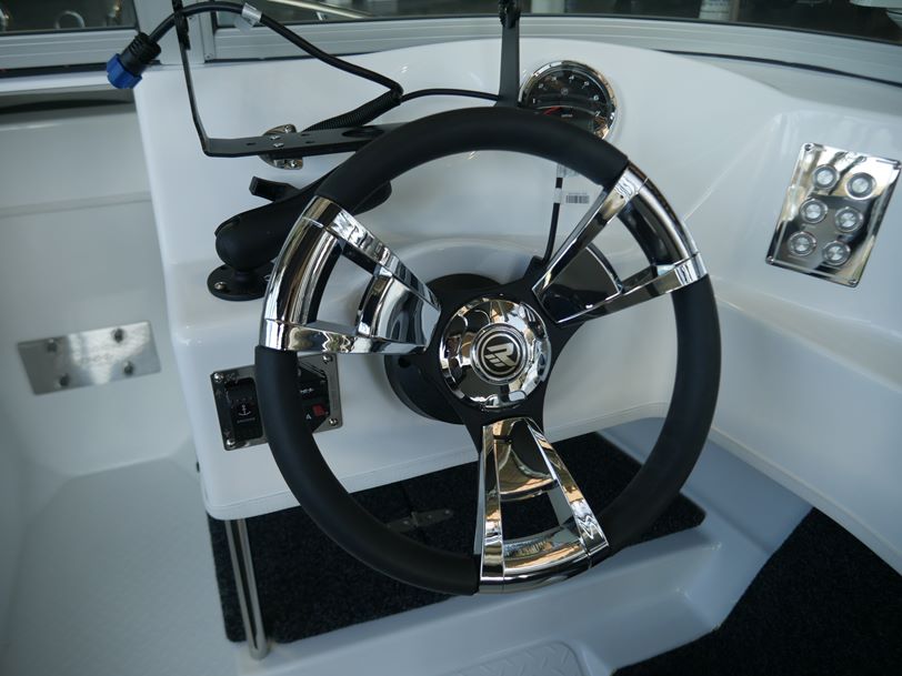 REVIVAL 520 OFFSHORE RUNABOUT REVIVAL 520 OFFSHORE RUNABOUT
