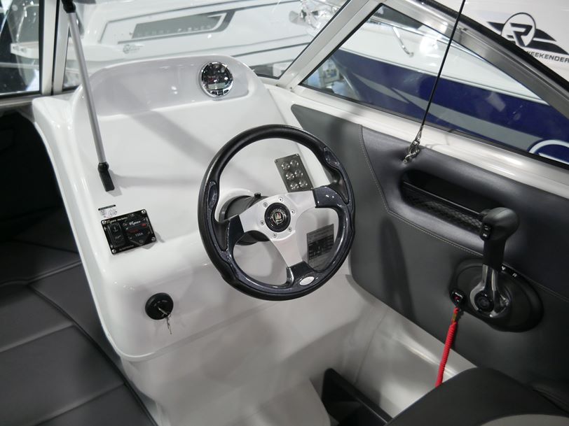 Revival 580 Offshore - Cabin Boat Revival 580 Offshore - Cabin Boat