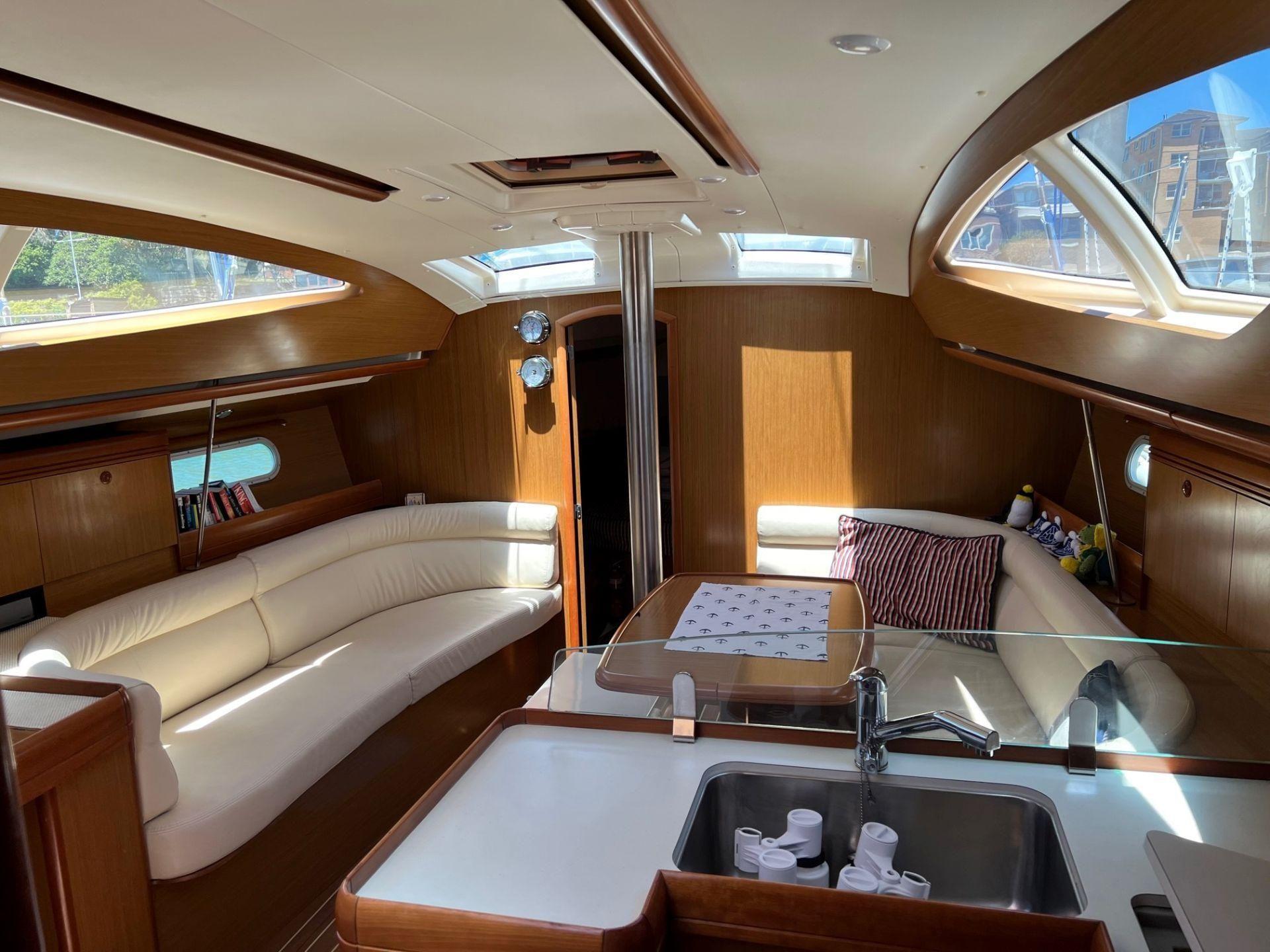 Jeanneau 42 Deck Saloon 