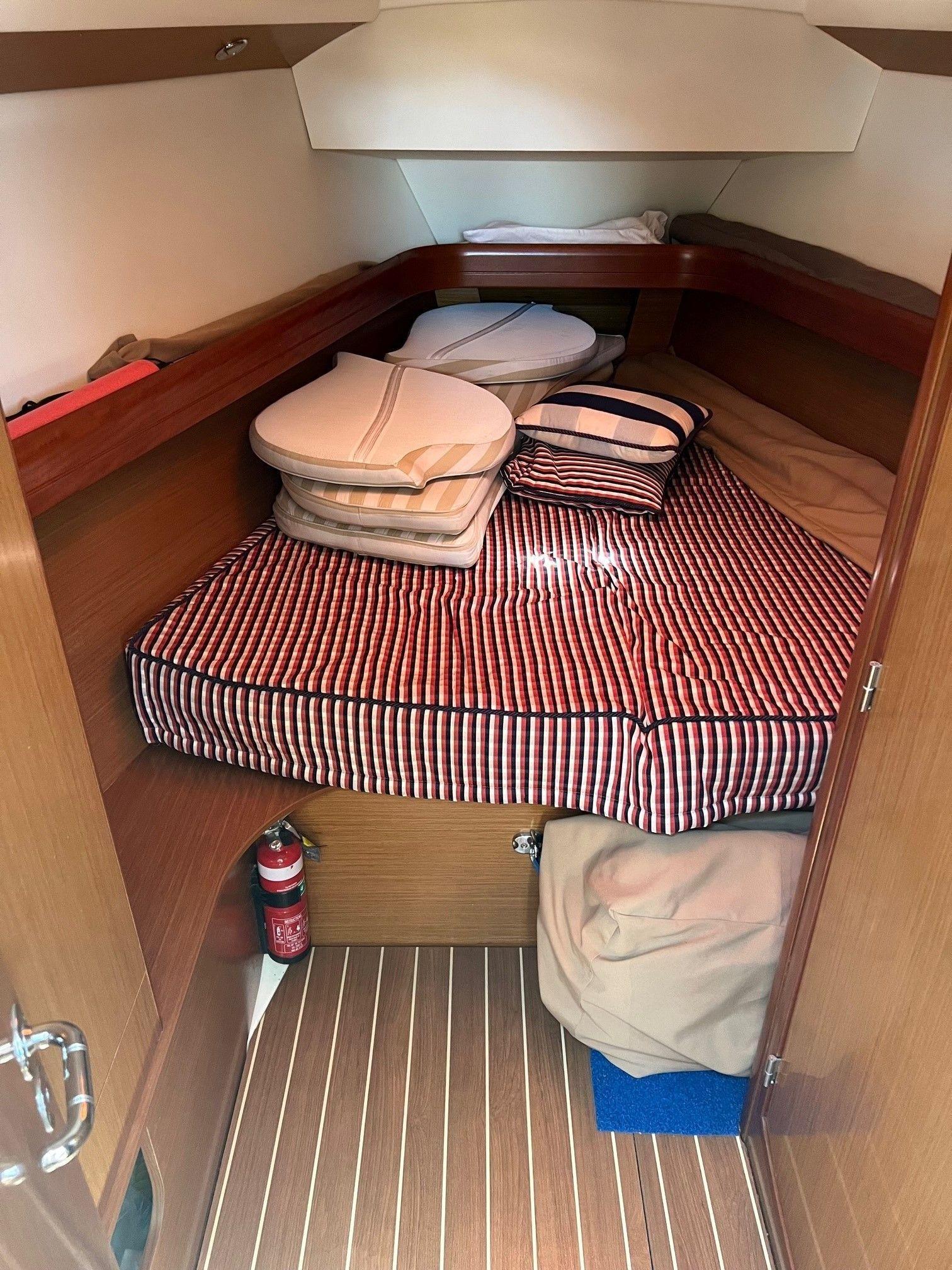 Jeanneau 42 Deck Saloon 