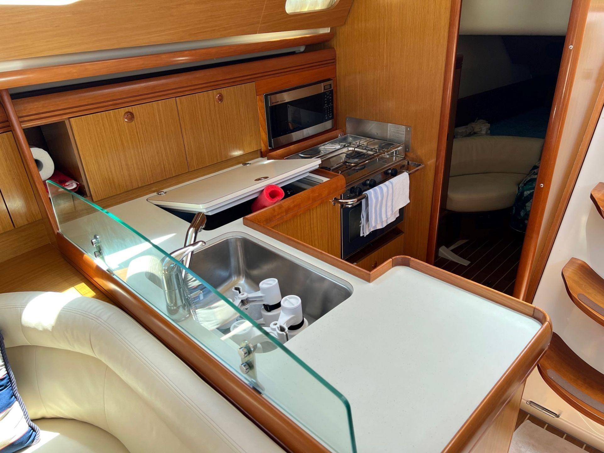 Jeanneau 42 Deck Saloon 