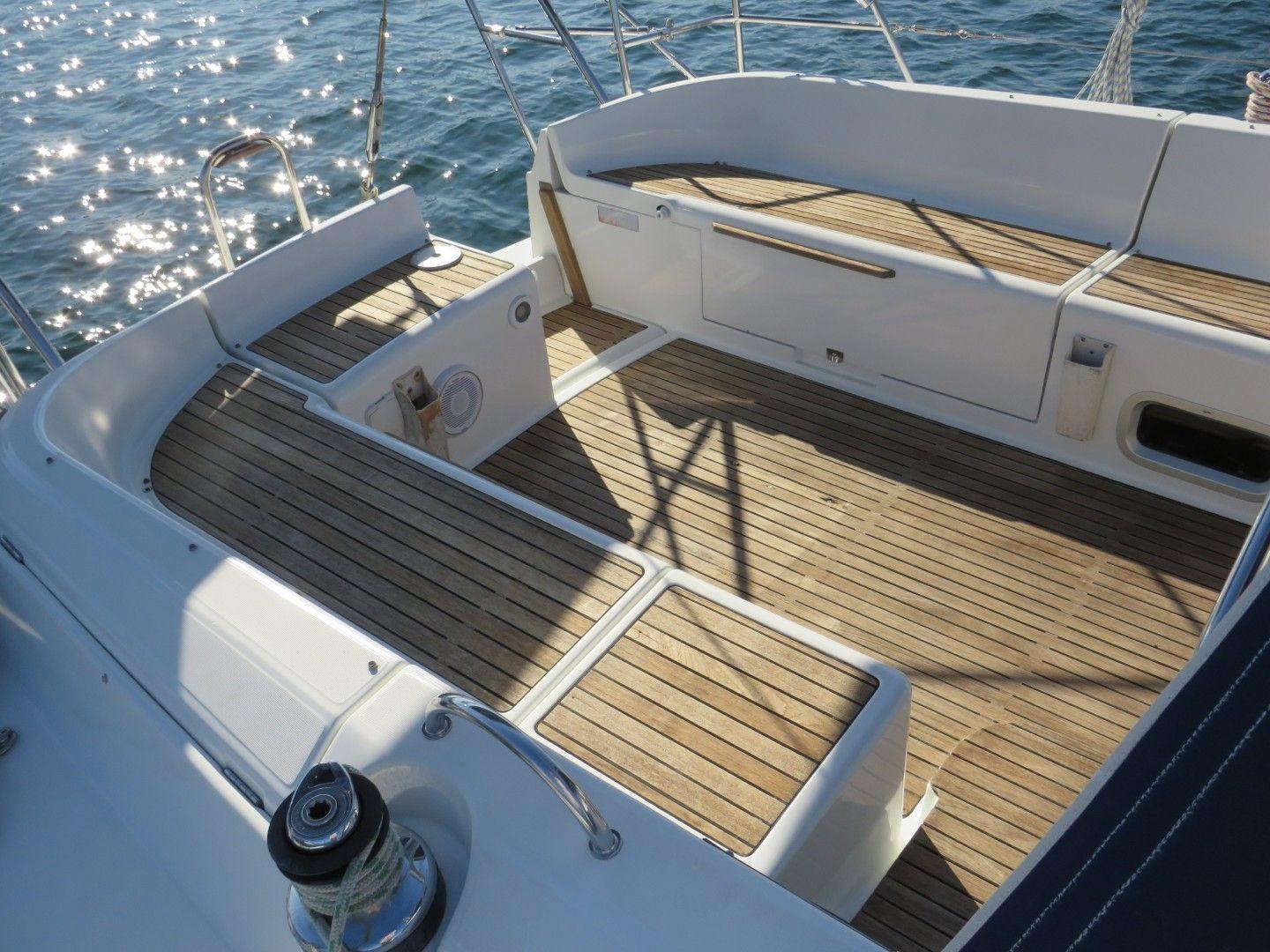 2000 Jeanneau 40 Deck-Saloon