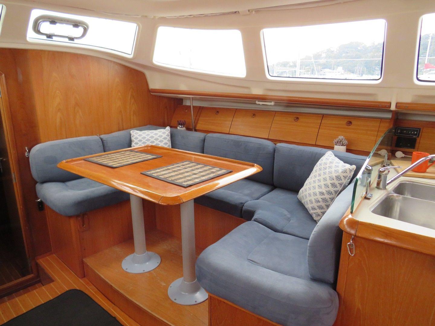 2000 Jeanneau 40 Deck-Saloon