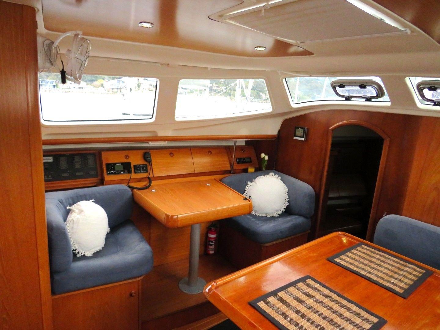 2000 Jeanneau 40 Deck-Saloon