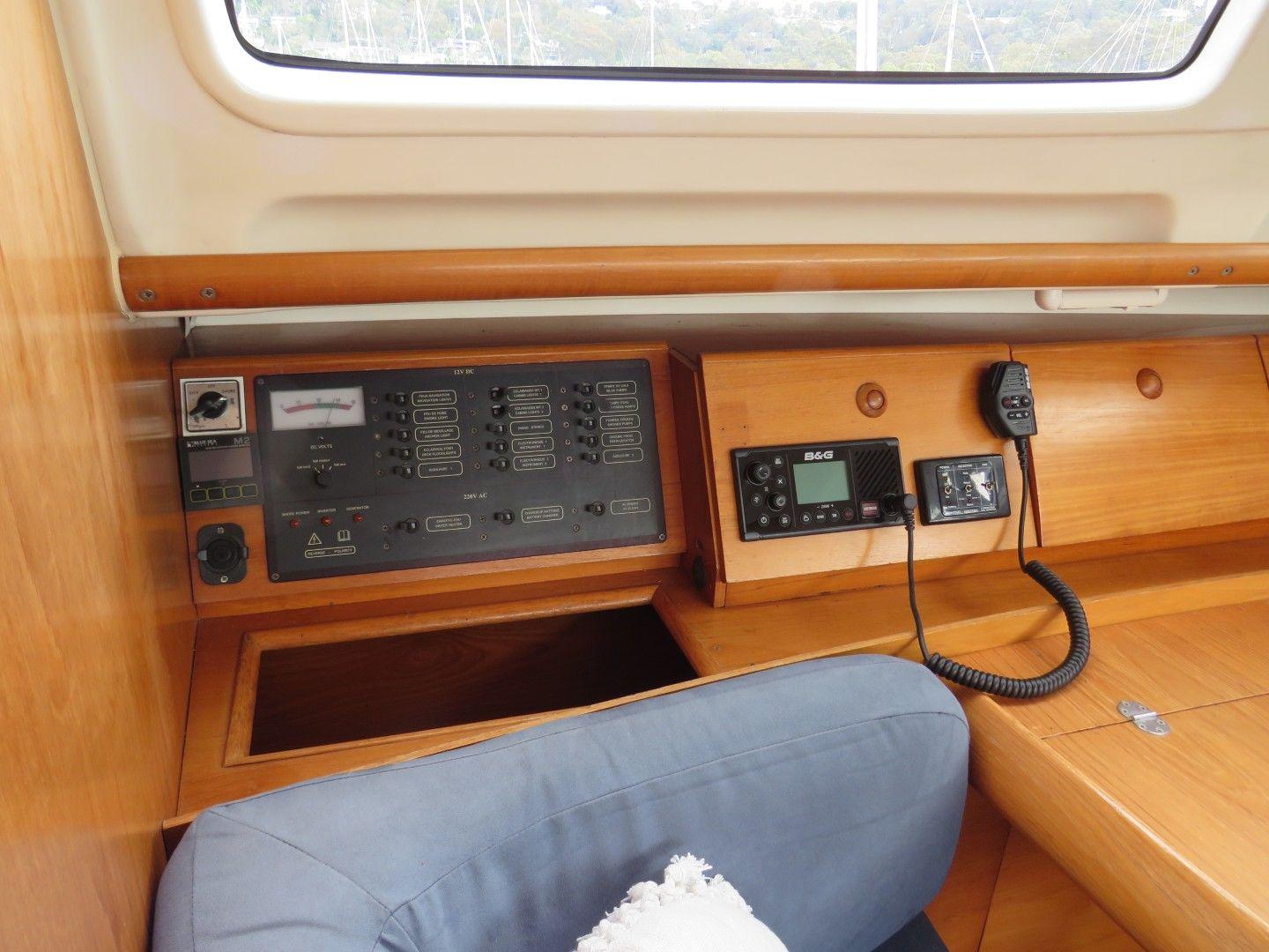 2000 Jeanneau 40 Deck-Saloon