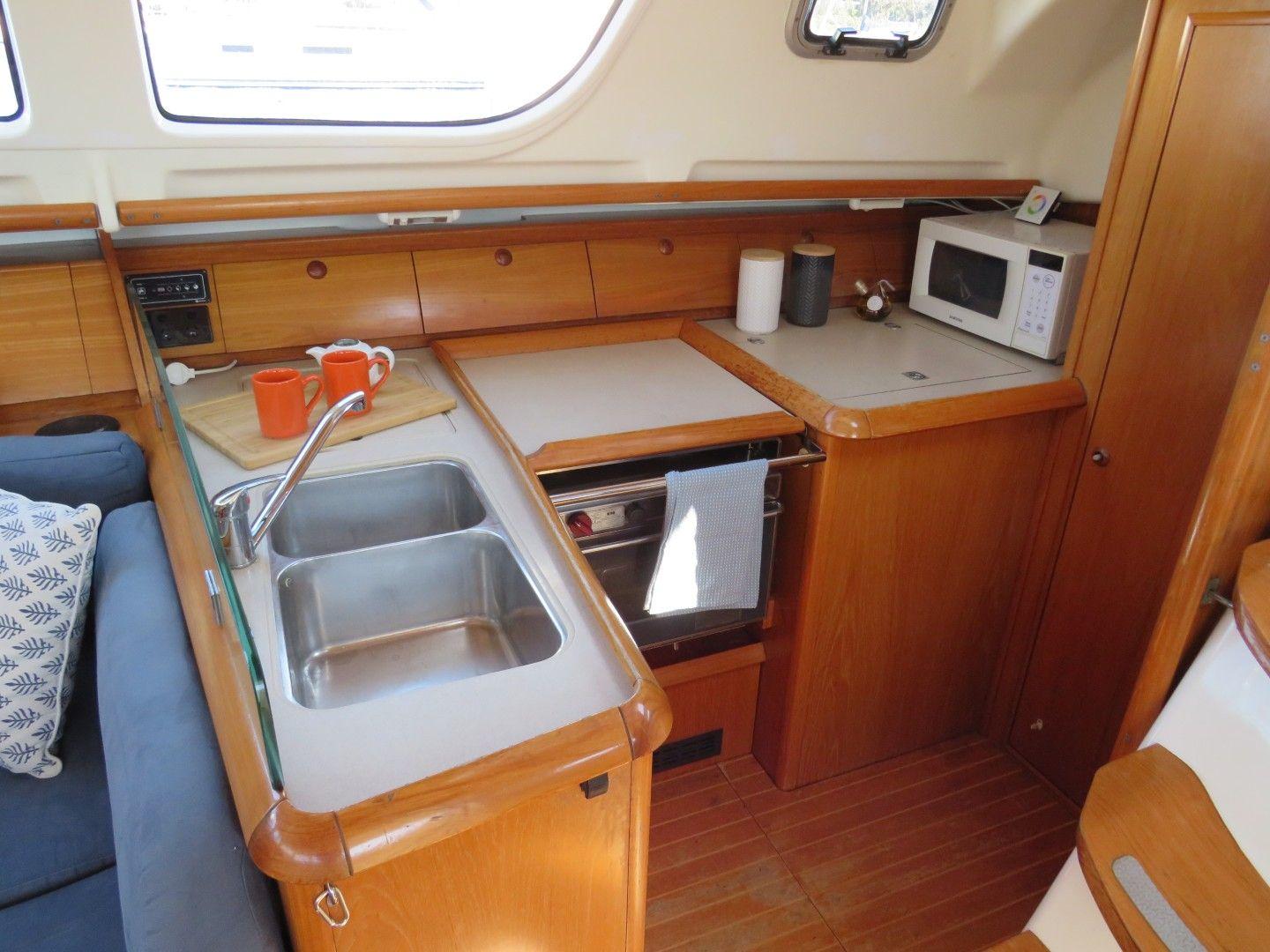 2000 Jeanneau 40 Deck-Saloon