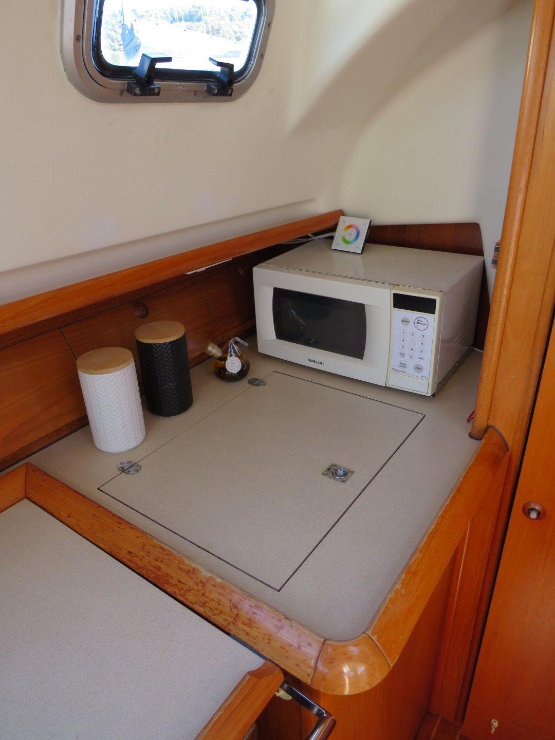 2000 Jeanneau 40 Deck-Saloon