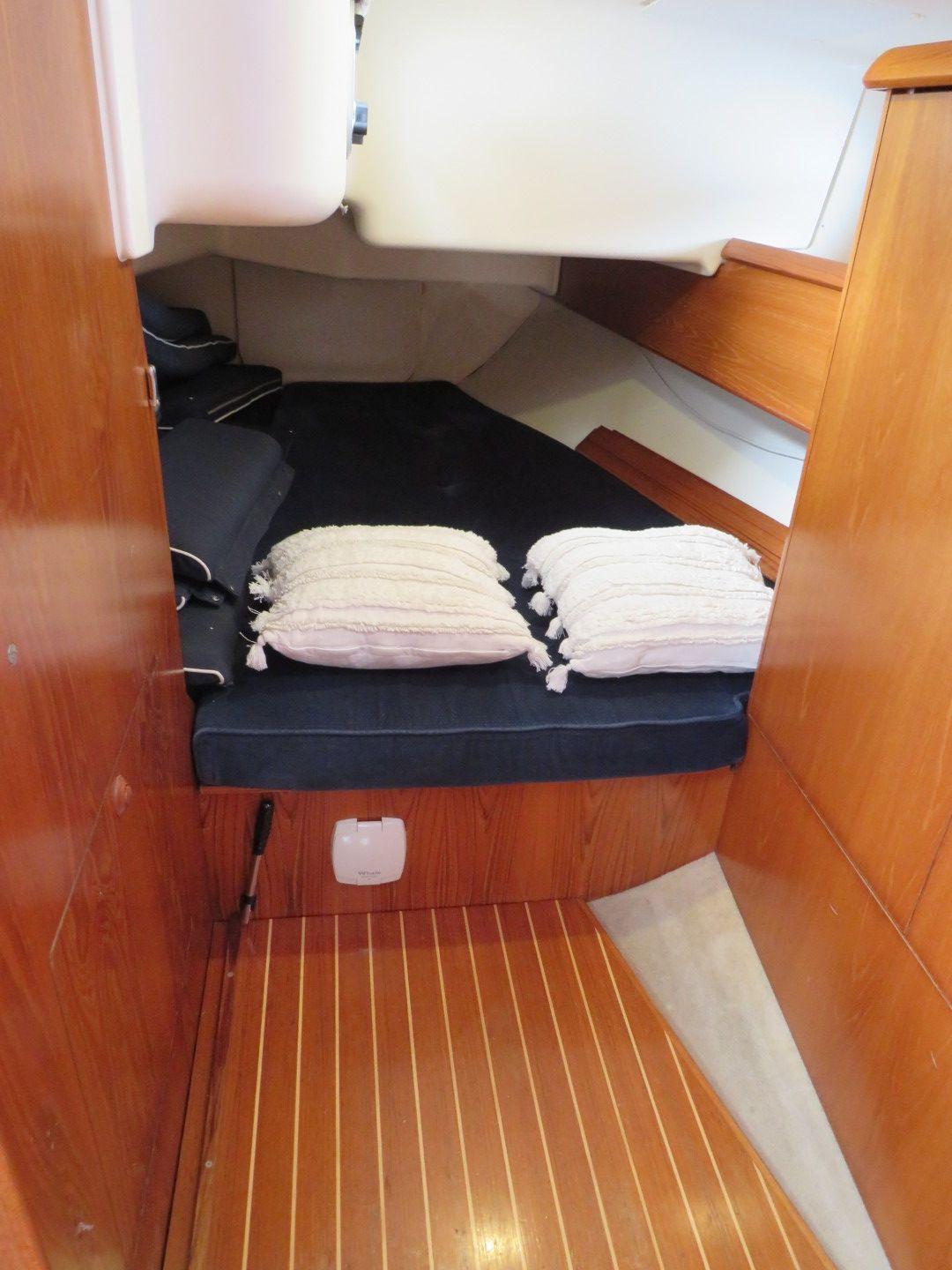 2000 Jeanneau 40 Deck-Saloon